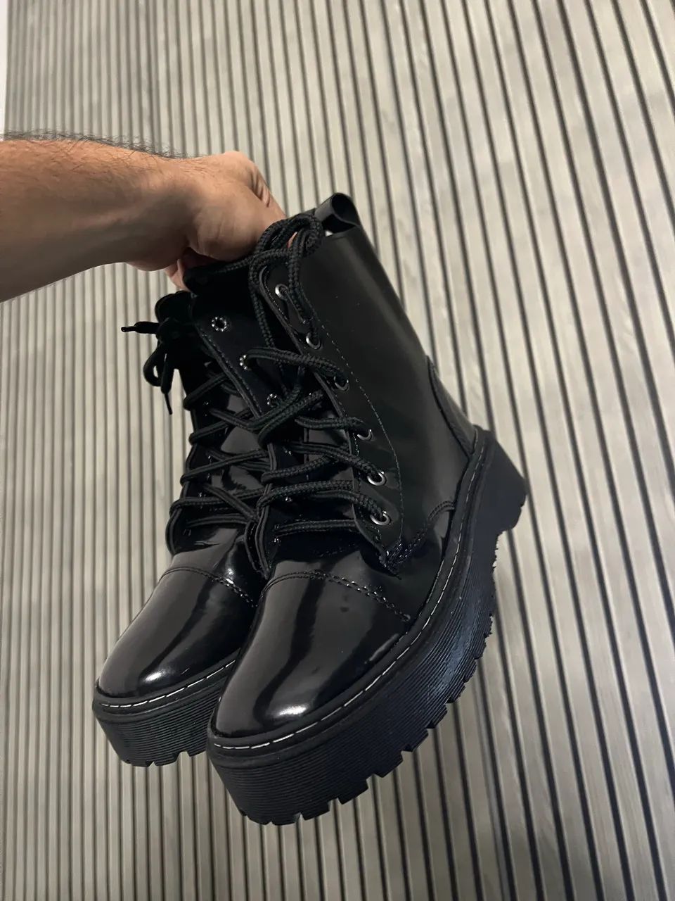 Bota coturno verniz 38