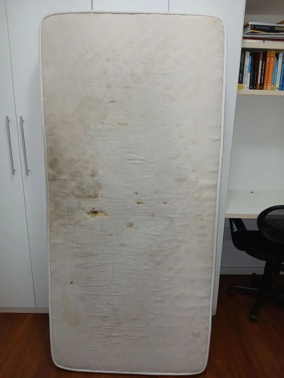 Vendo colchão de solteiro usado