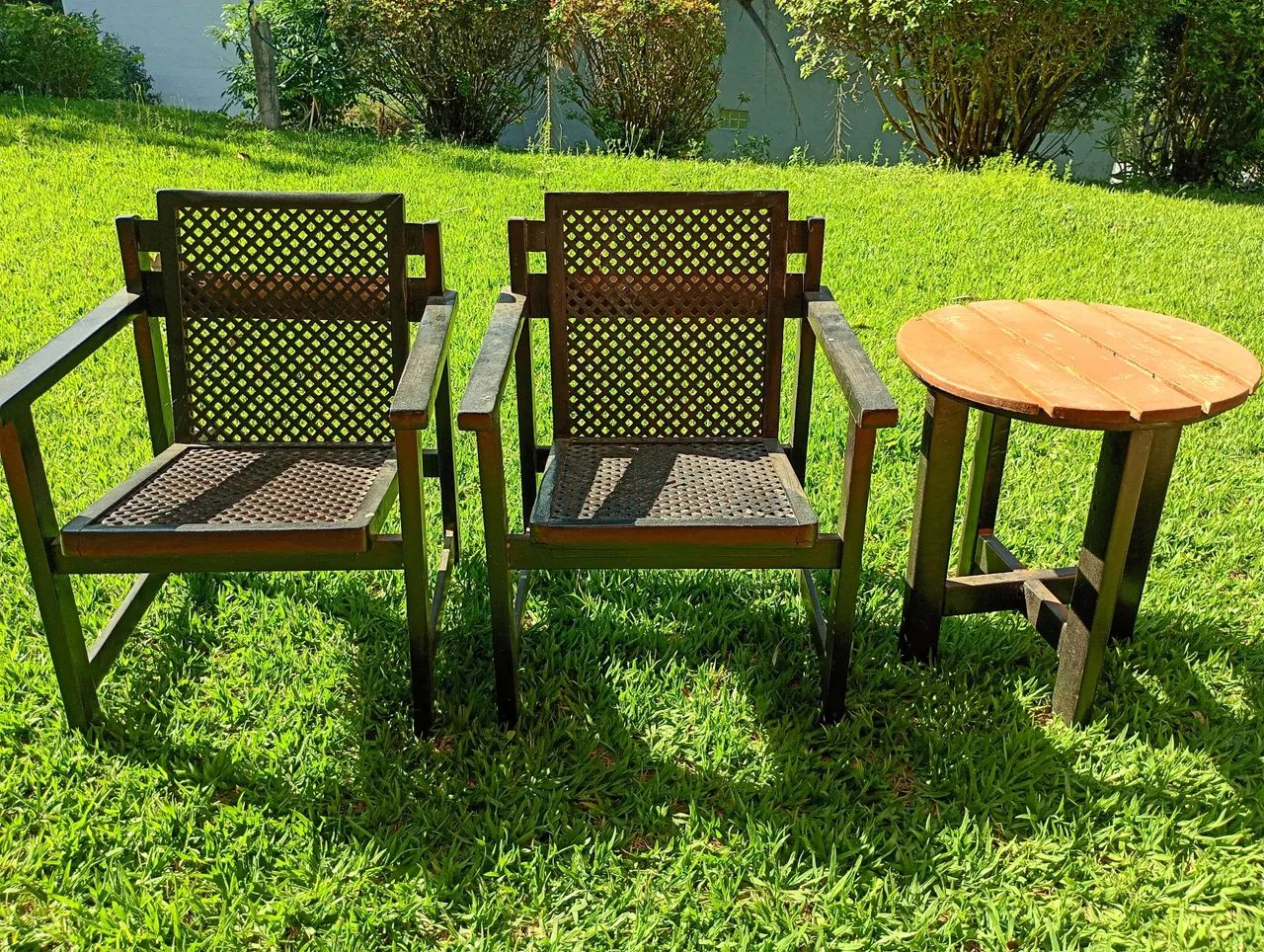 Jogo de cadeiras e mesa em madeira