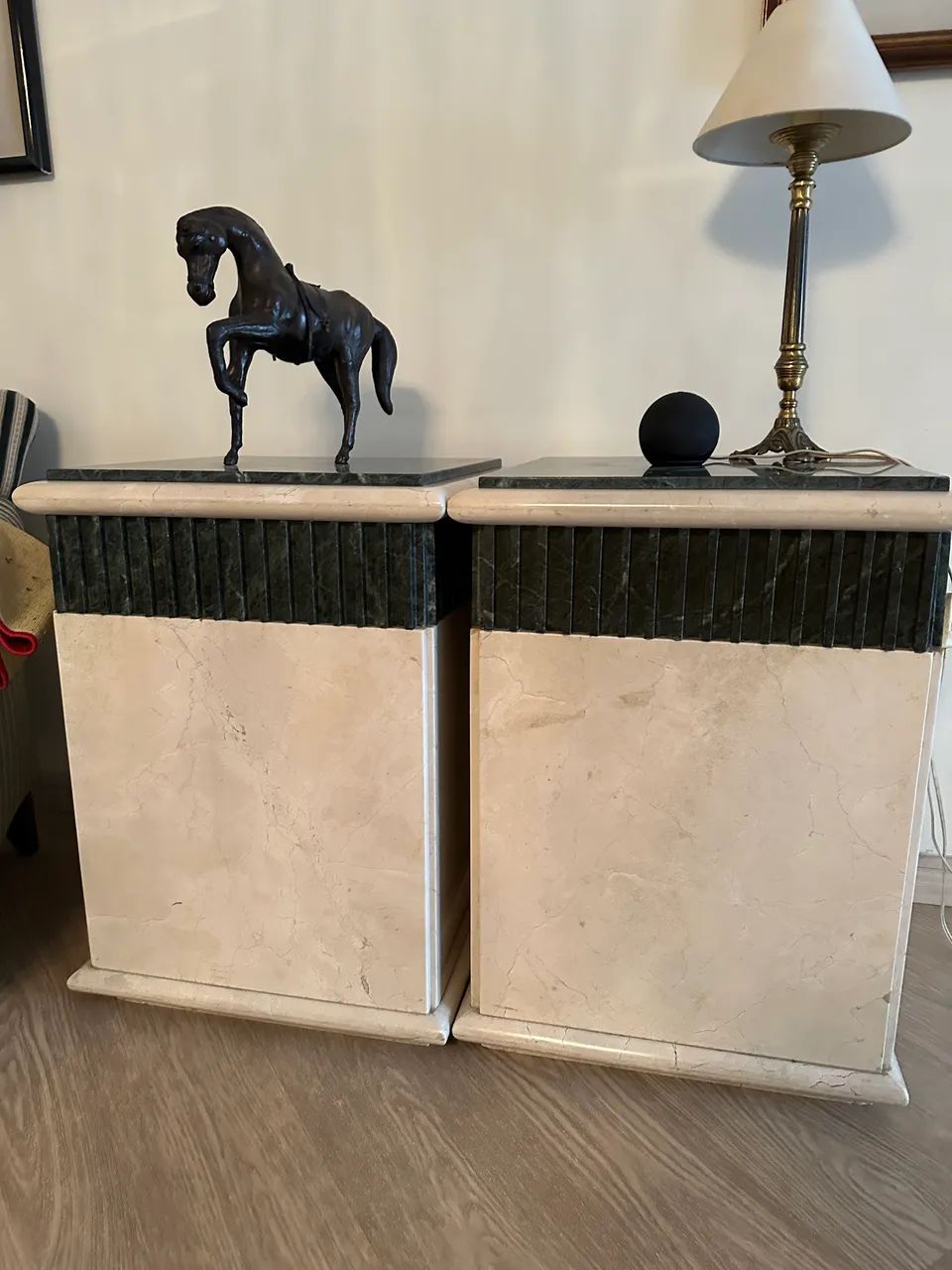 Mesa lateral em marmore Italiano e espanhol