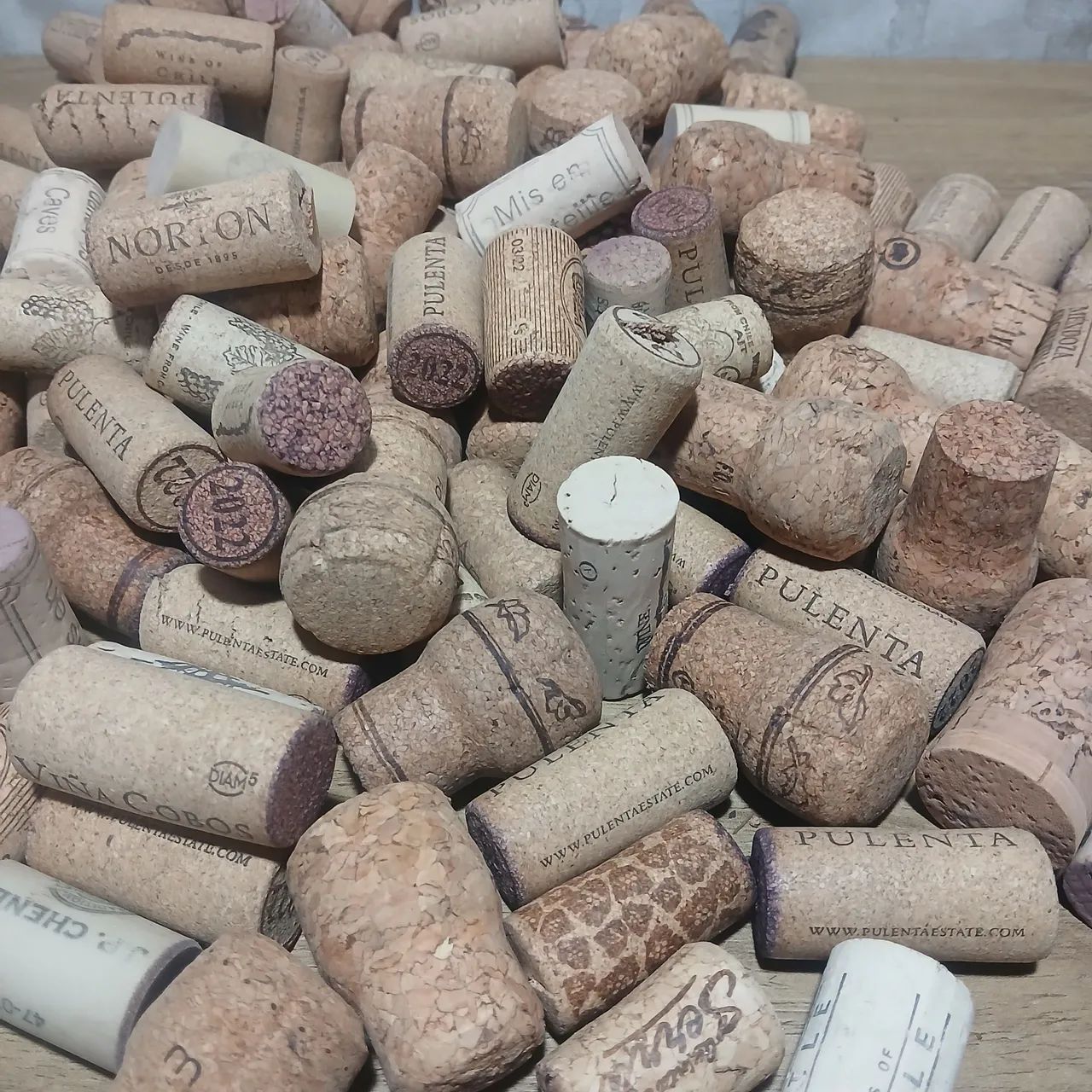 Lote com 130 rolhas de cortiça variadas - Foto 5