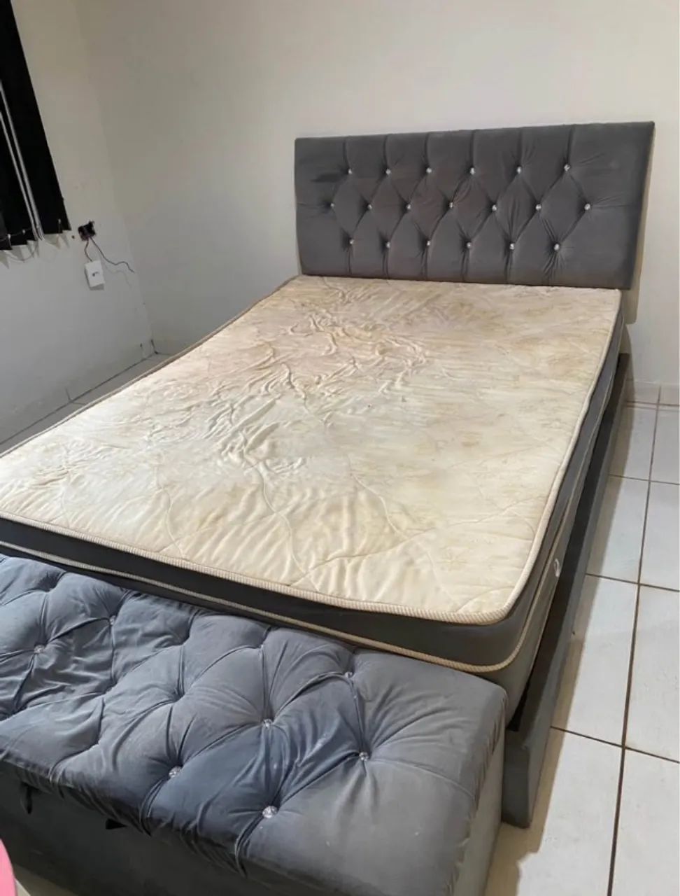 Cama de casal com baú e cabeceira 