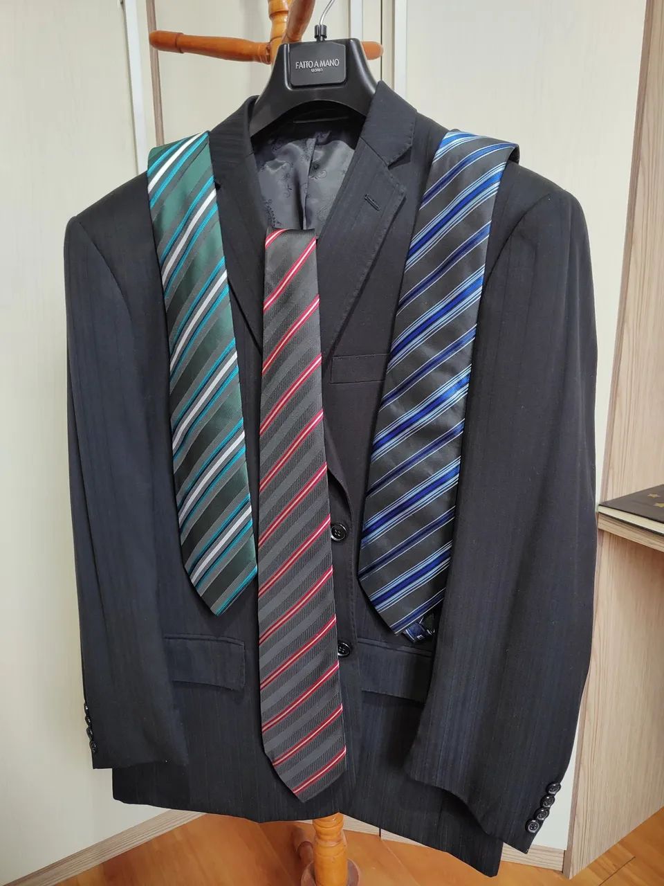 Terno Preto e uma Blusa de frio com capuz  - Foto 2