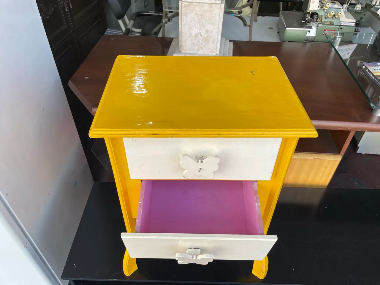 Mesa de Cabeceira Amarela com Duas Gavetas Branca - Foto 2
