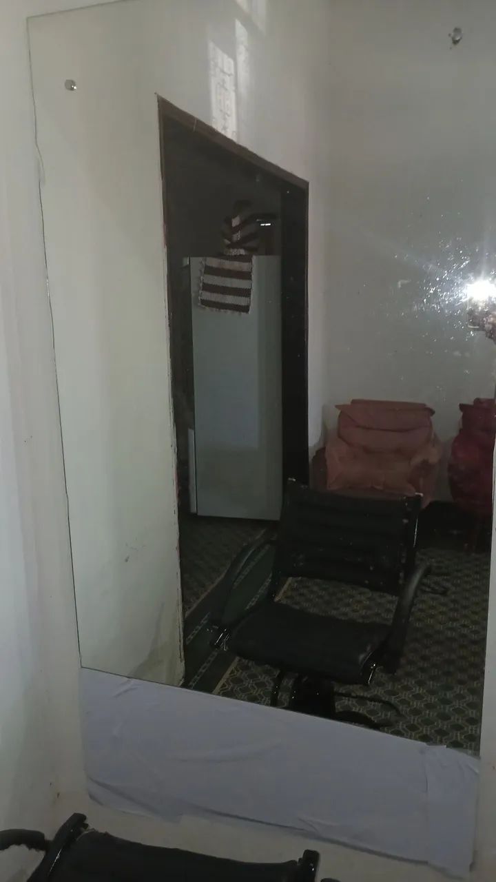 Cadeira de salão com suporte para secador junto com um espelho  - Foto 2