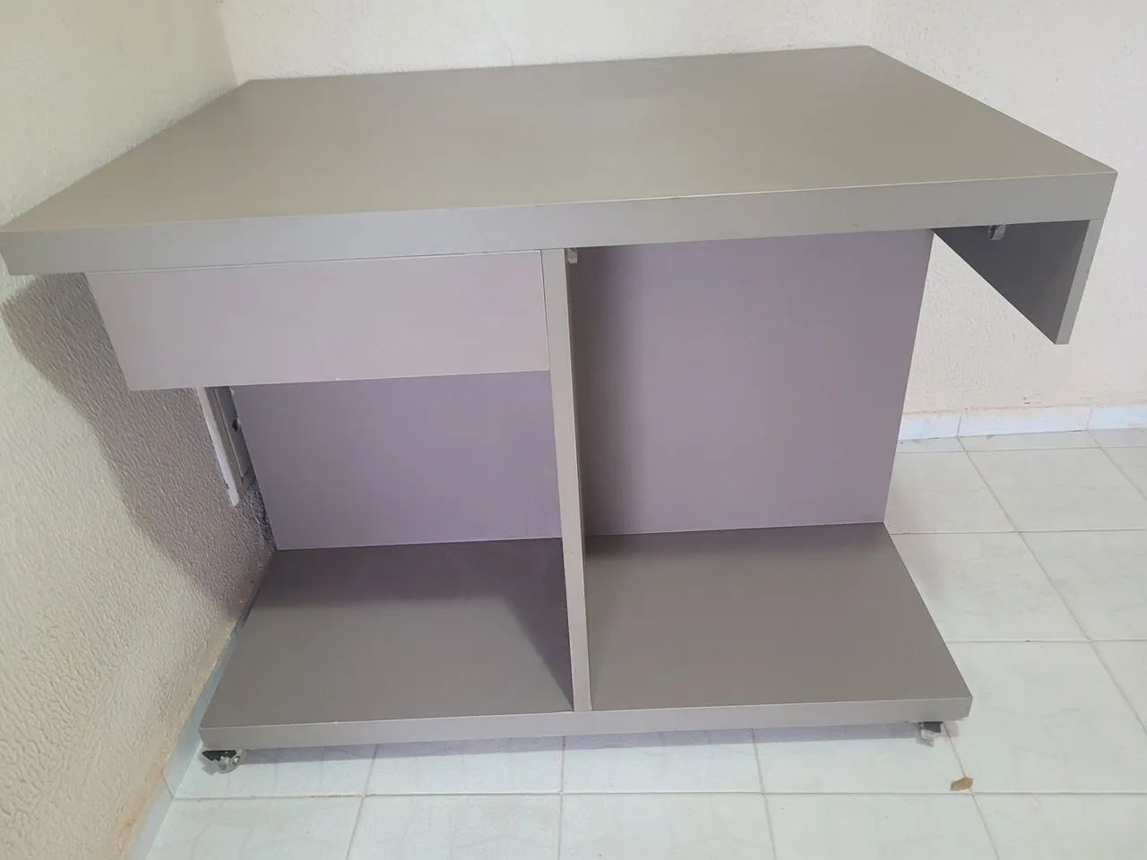 Mesa expositor a para loja de roupas com rodinhas - Foto 3