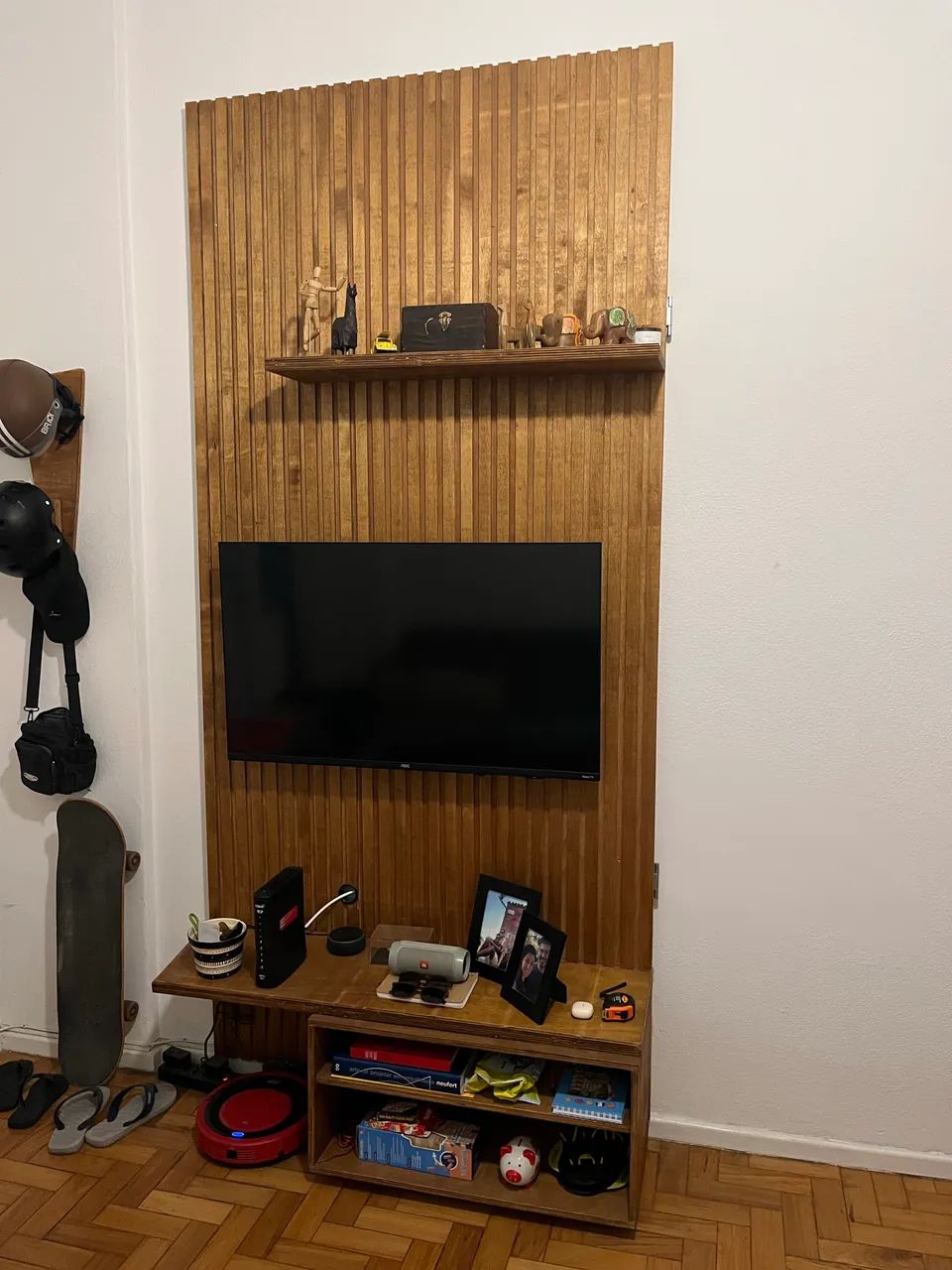 Painel de TV com rack e prateleiras 