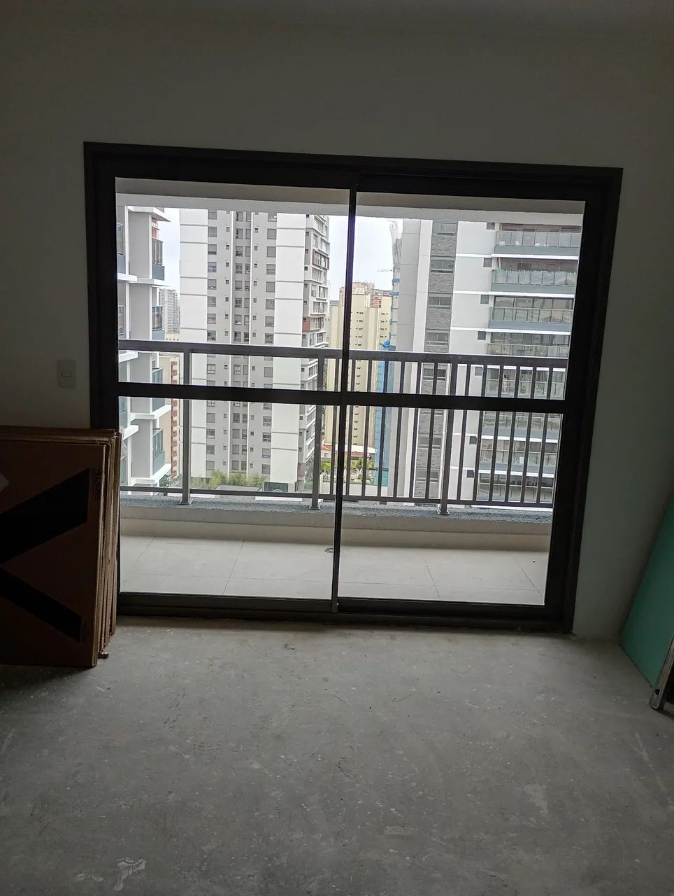 Porta balcão de alumínio na cor cinza  - Foto 3