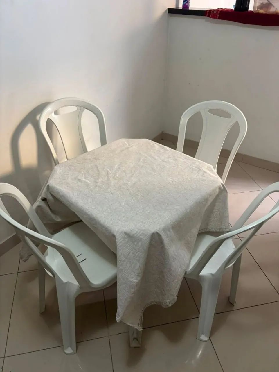 Conjunto de Mesa de Plástico com 4 Cadeiras Brancas - Ótimo Estado - Foto 5