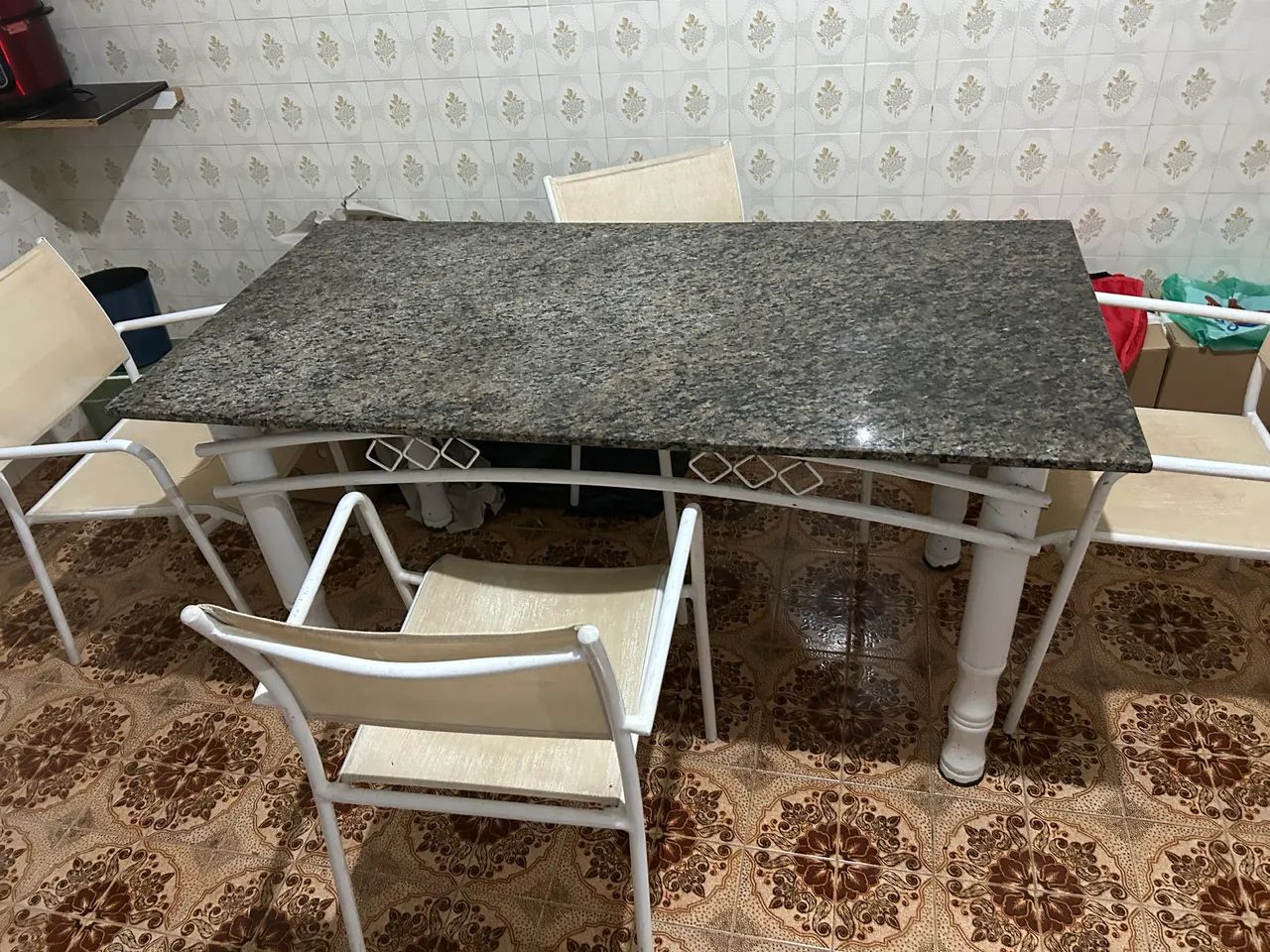 Mesa de mármore + 4 cadeiras 64962681675395124
