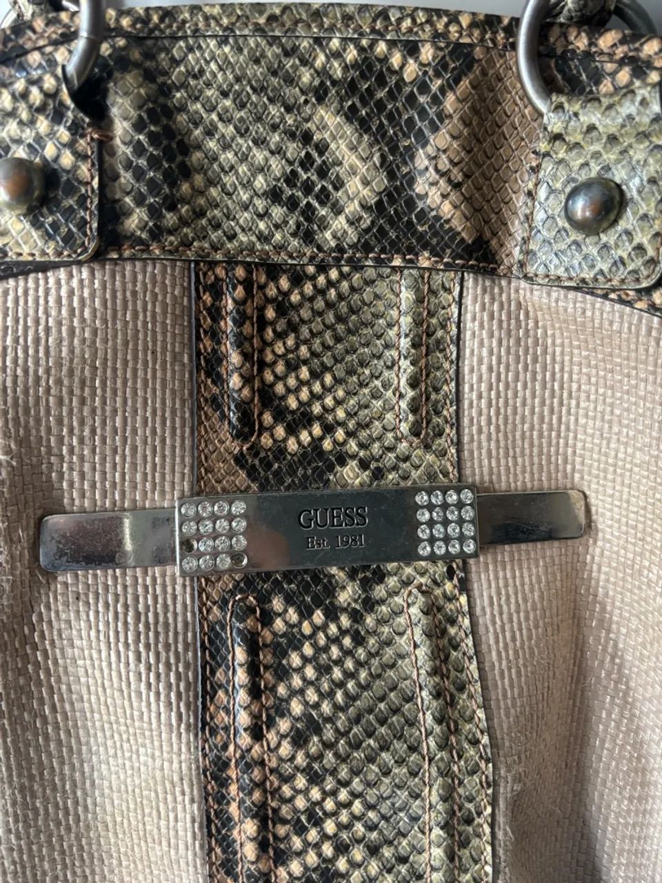 bolsa guess vintage bege e cobra - Foto 3