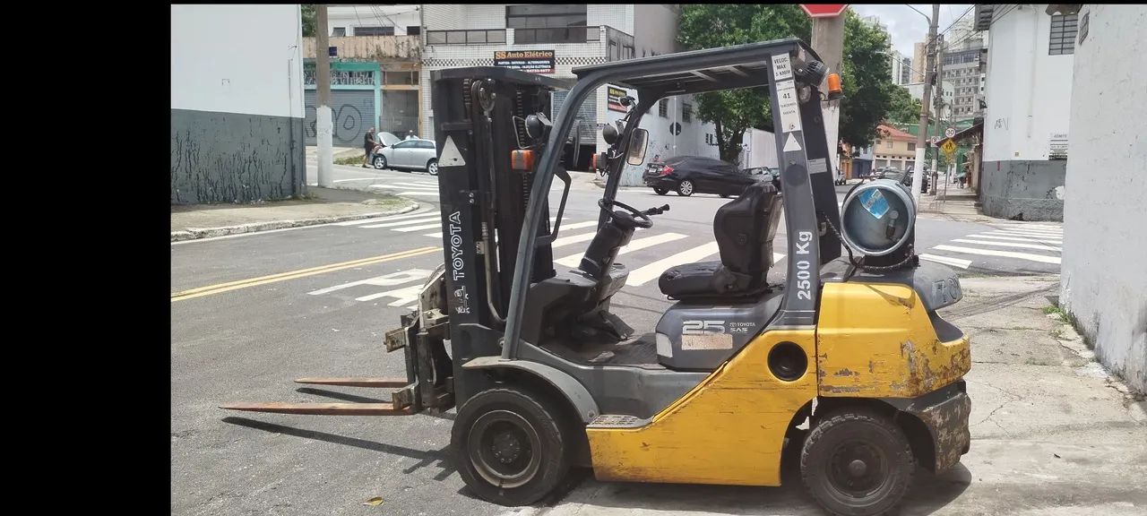 Empilhadeira Toyota 8FG25 2013 - Foto 2