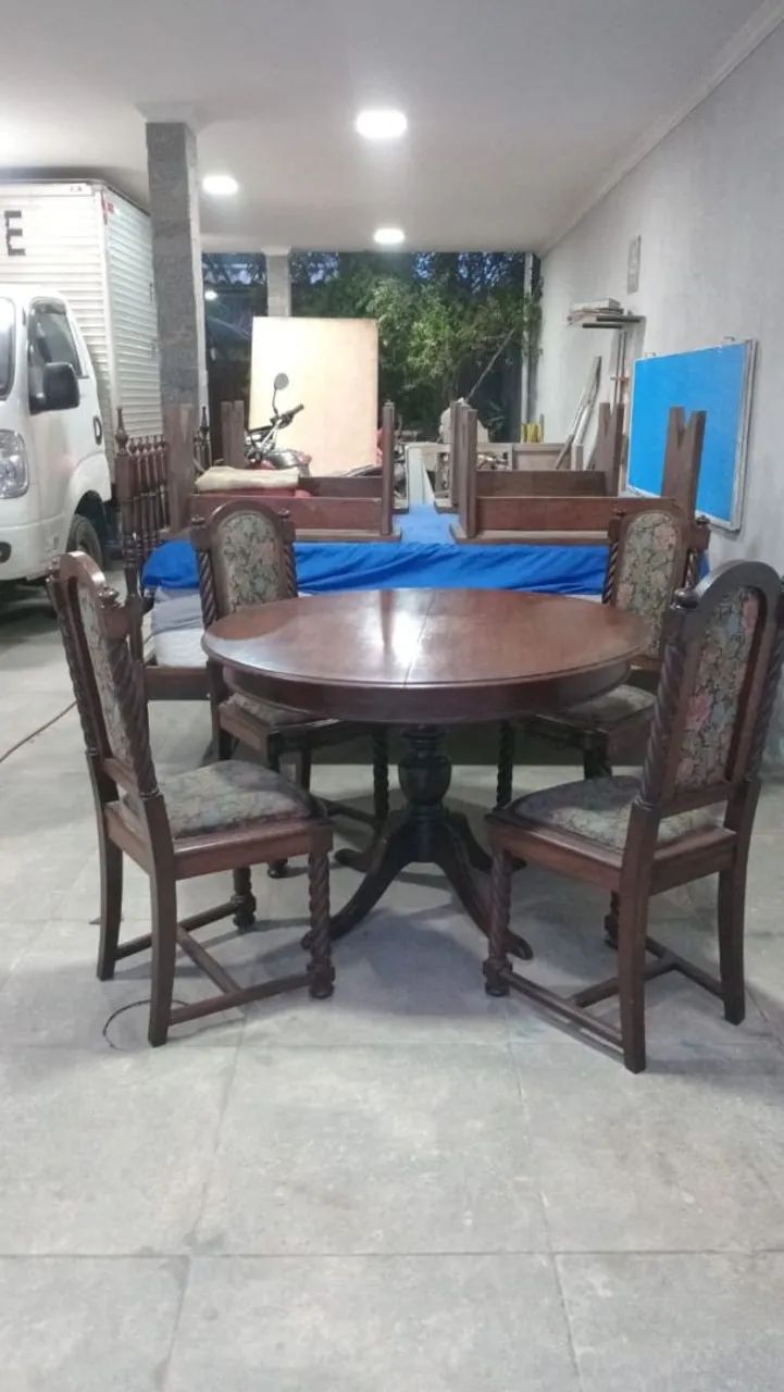 Mesa antiga de madeira com 4  cadeiras - Foto 4