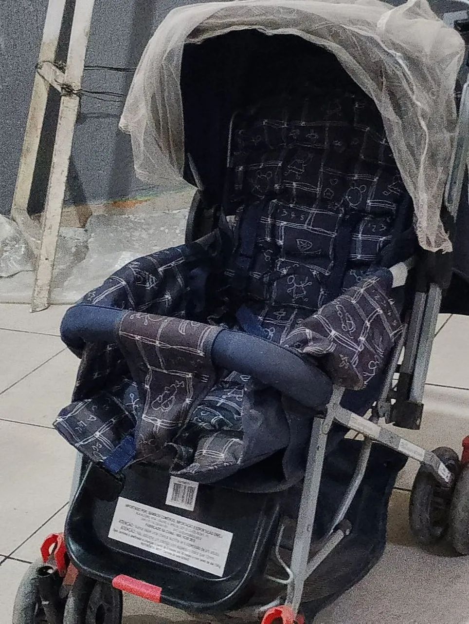 Vendo carrinho de bebê com mosqueteiro  - Foto 2