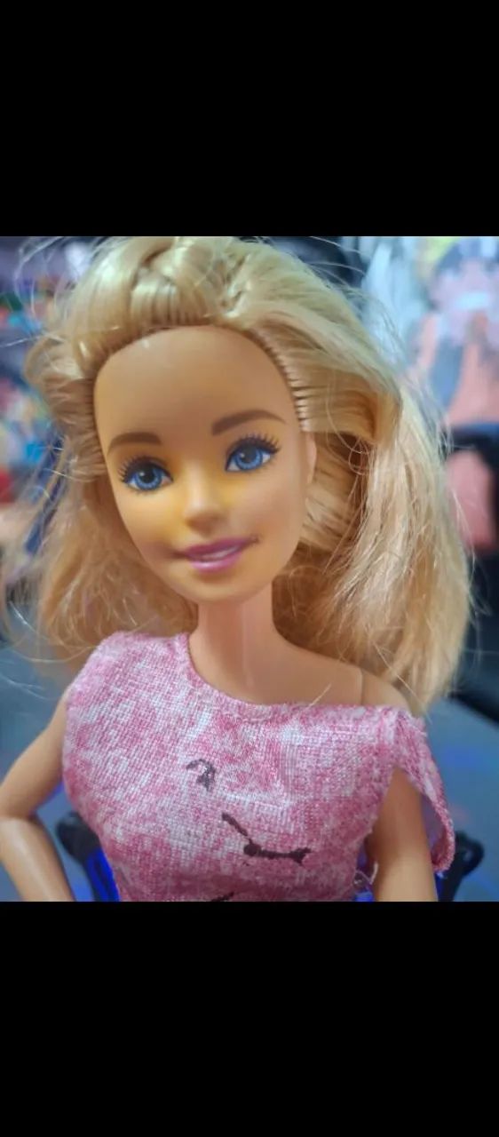Boneca Barbie pernas articulada com roupas e sapatos bem conservada 
