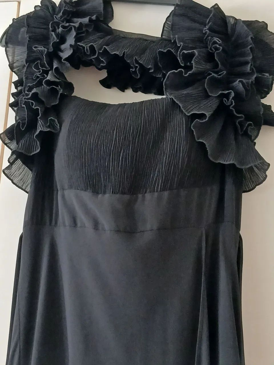 Vestido Longo Preto de Alça com Babados . - Foto 5