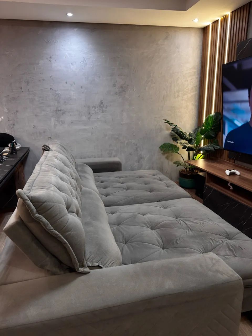 Sofá retrátil suede cinza 2,90 de comprimento  - Foto 2