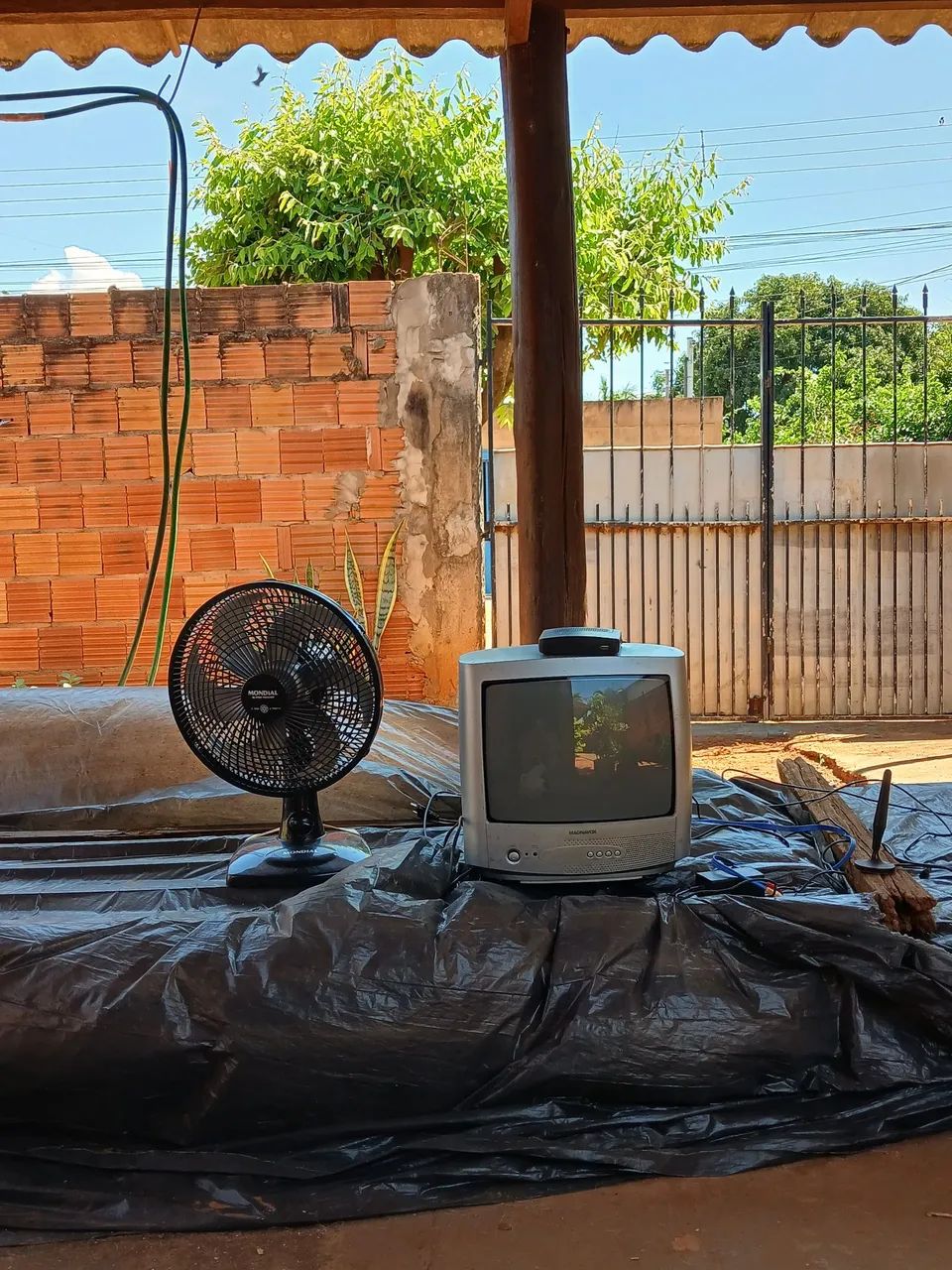 Tv 14 polegadas com conversor e antena e ventilador  - Foto 3
