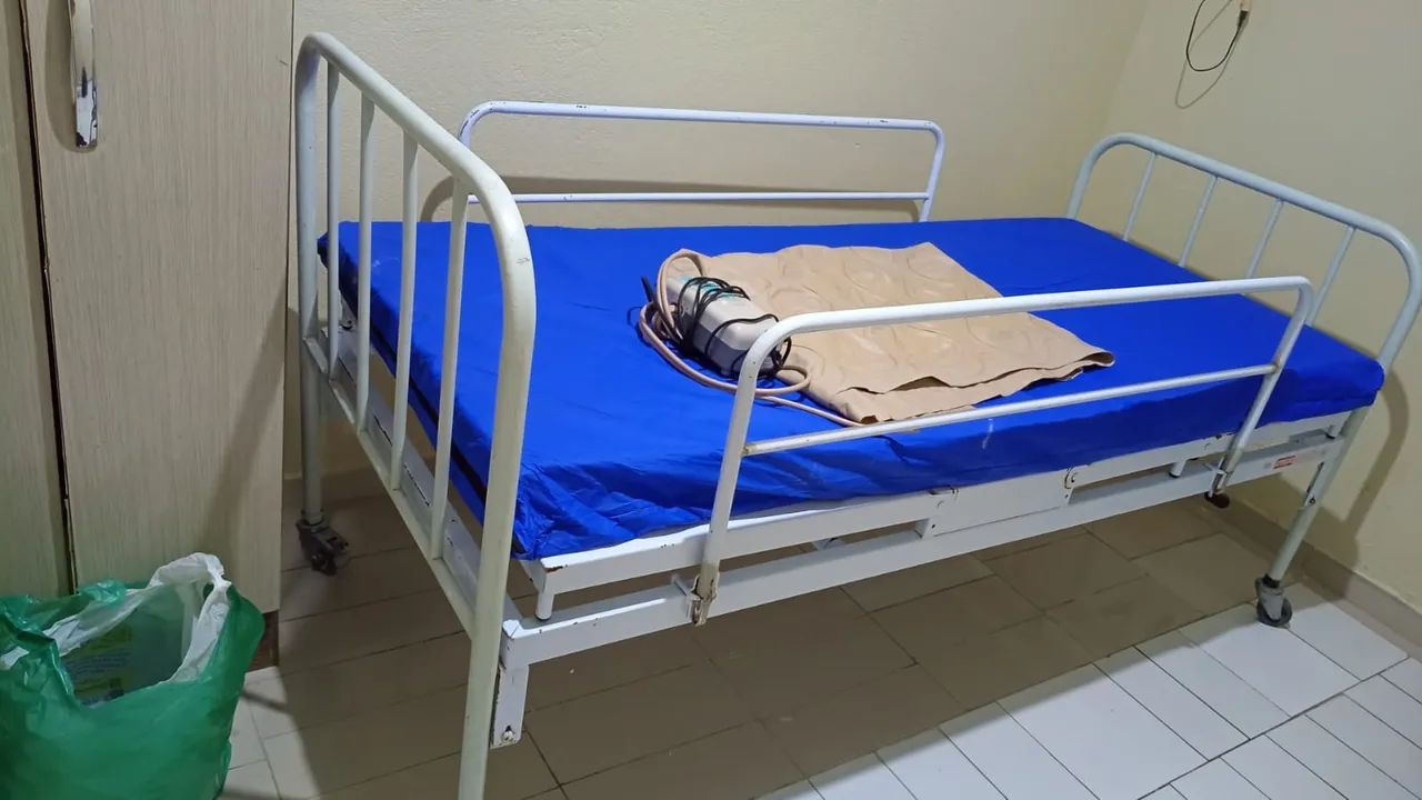 Cama + colchões 