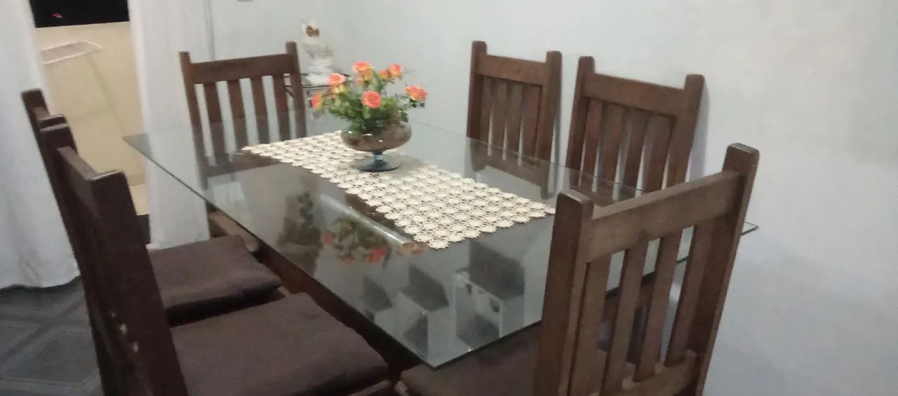 Mesa de madeira imbuia com 6 cadeiras e tampo de vidro temperado 