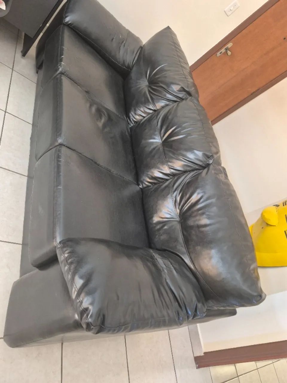 Sofá Courino Preto 3 lugares - Foto 2
