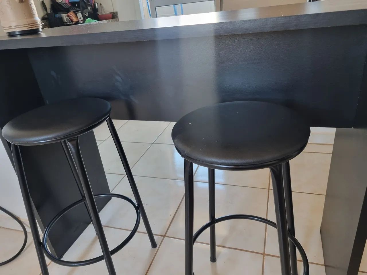 Balcão com duas banquetas  - Foto 2