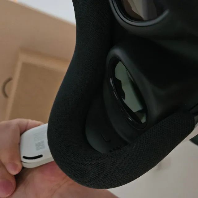 Faço envio - Quest 3 Completo e em perfeito estado com 2 controles + brindes - Foto 2
