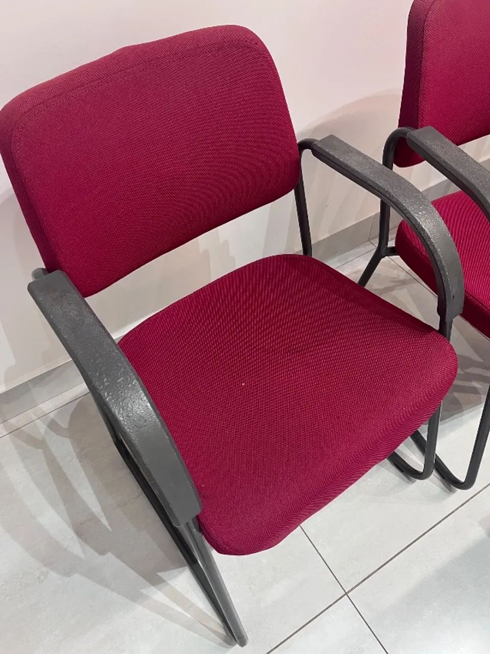 Cadeiras estofadas com braço fixo - Foto 2