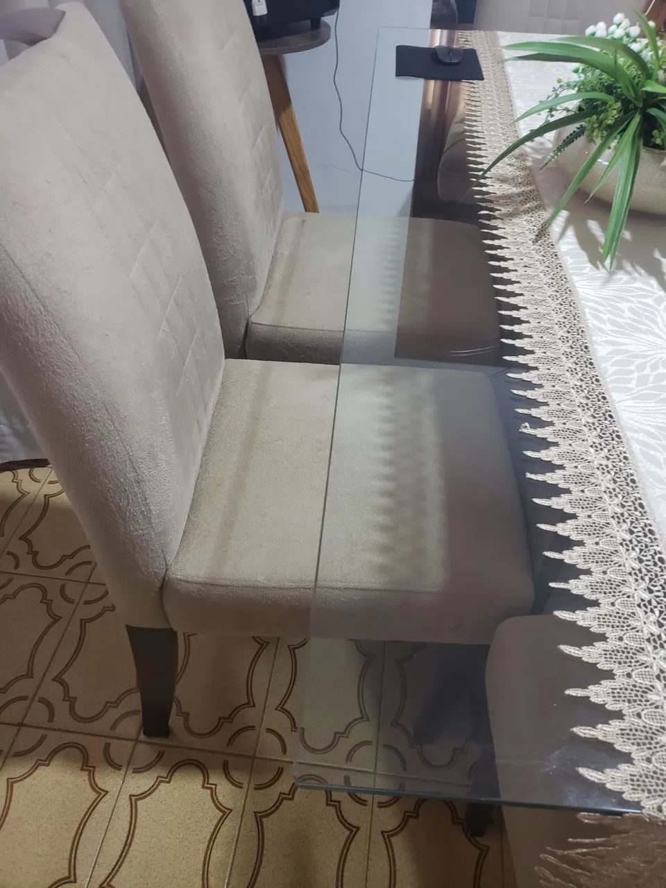 Vendo mesa com Tapão ds vidro e 6 cadeiras. - Foto 2