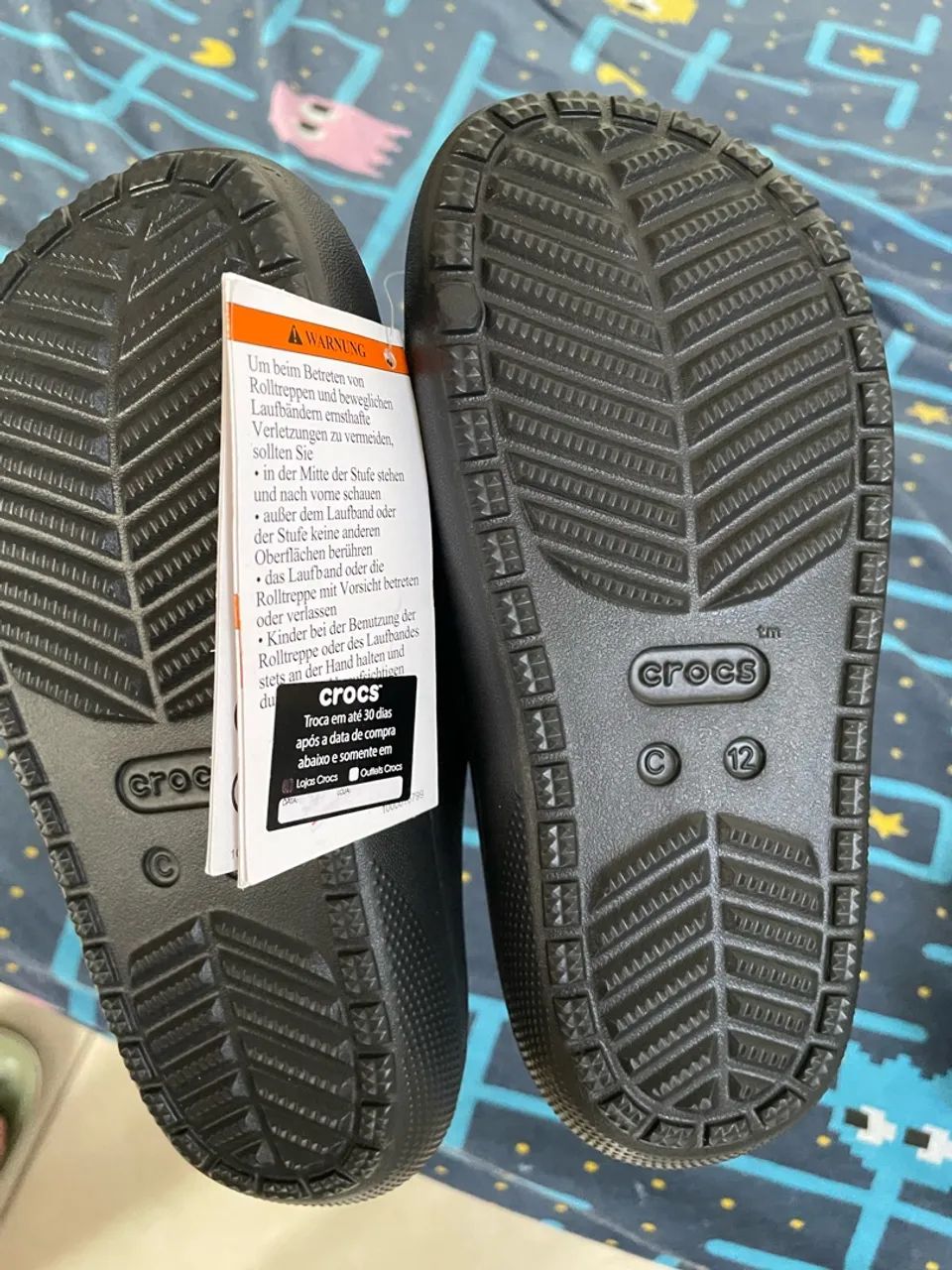 Crocs Infantil C12 (30) Com Jibbitz - Foto 3