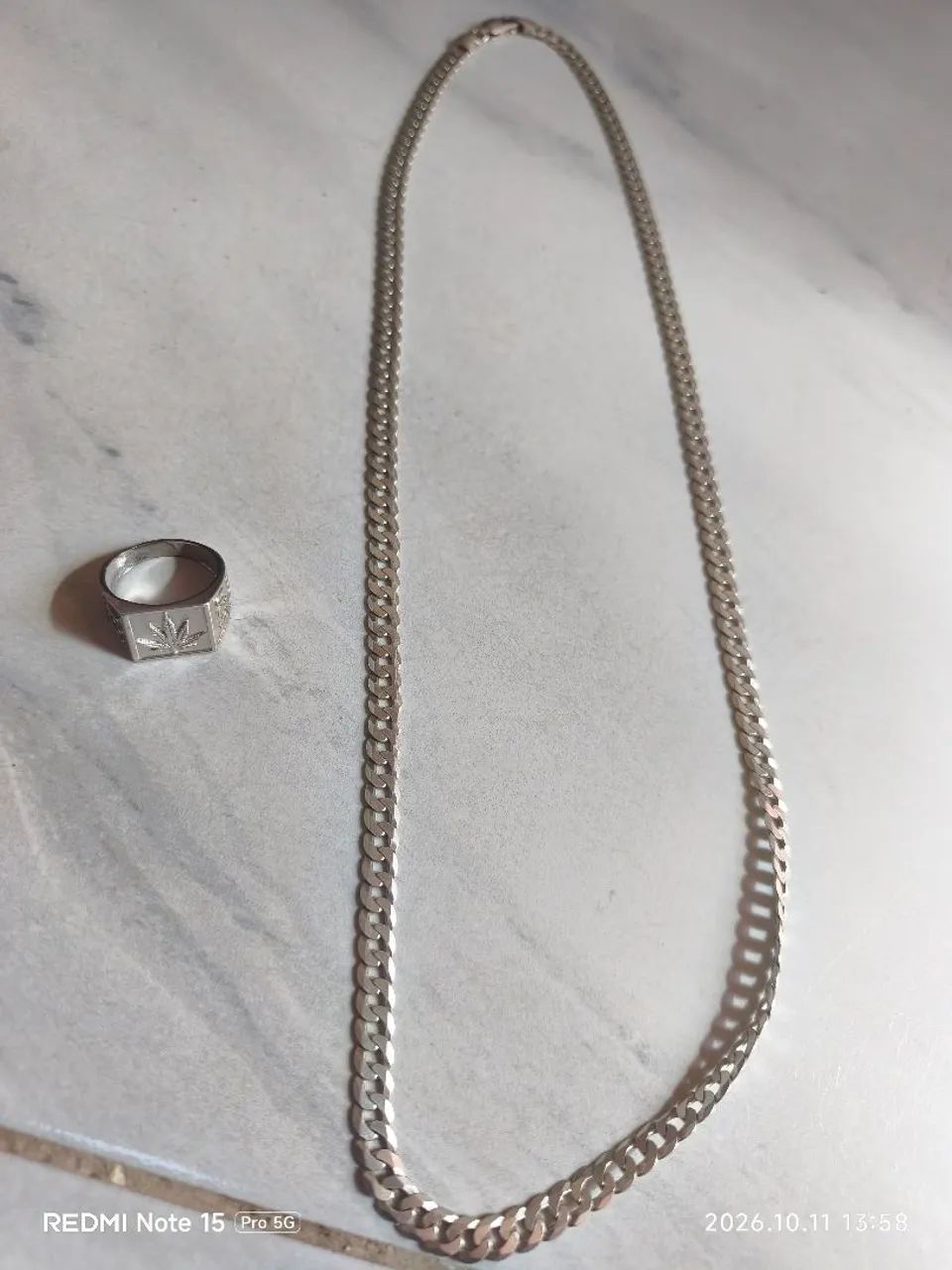 Cordão de prata e anel
