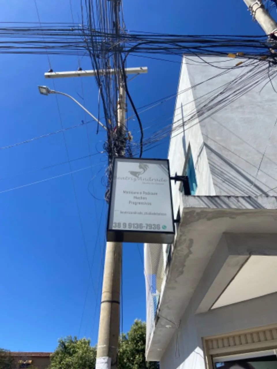 Placa luminosa para área externa de comércio 