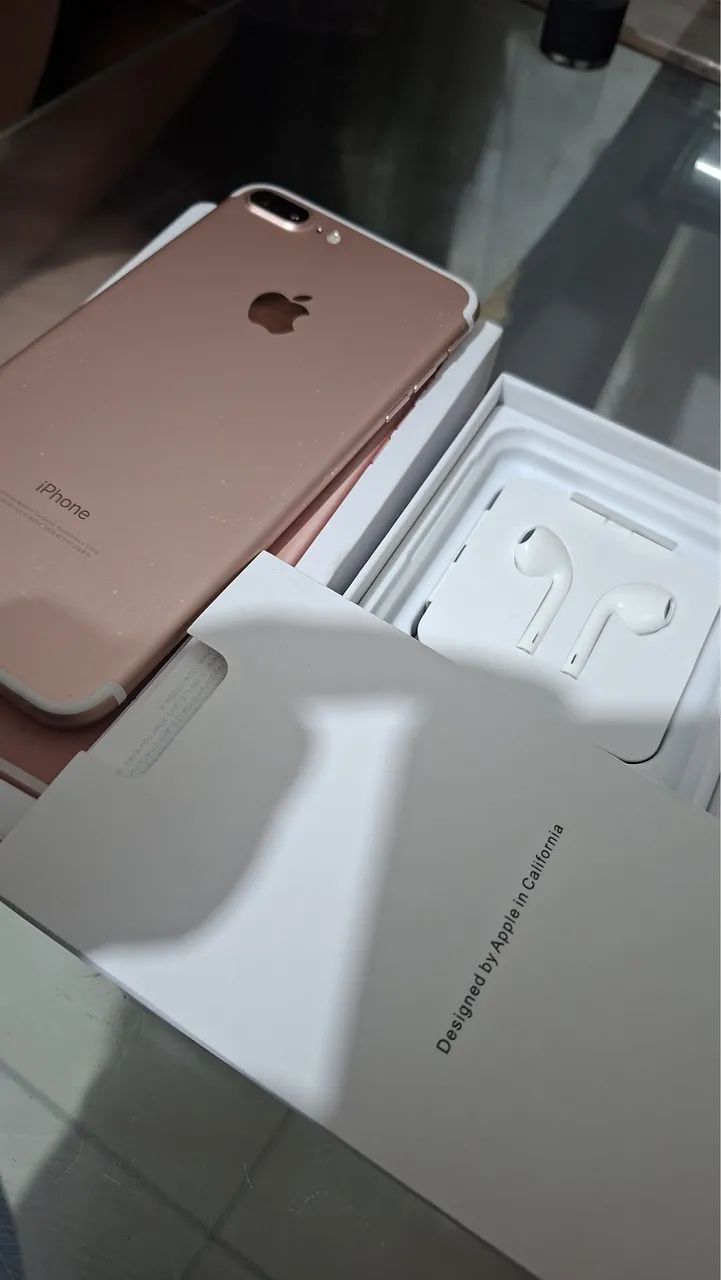 Vendo ou troco IPhone 7 Plus - Acompanha Fone original. - Foto 2