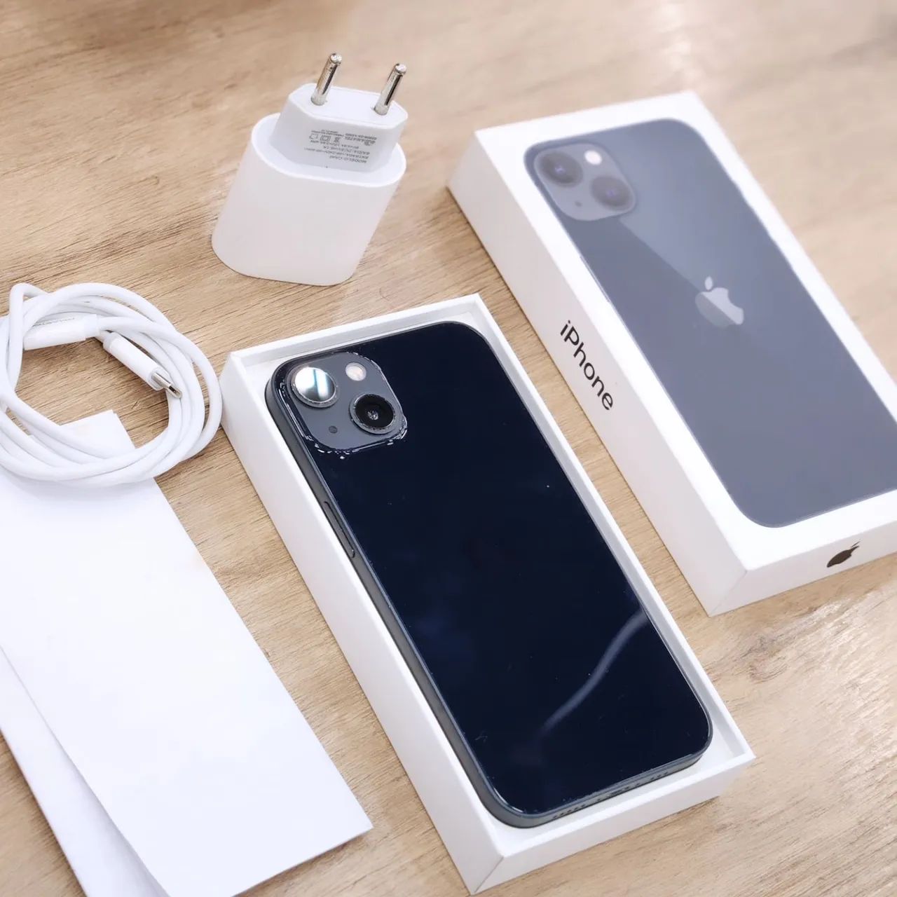 Iphone 13 128gb todo original, apenas trinco no vidro da tela