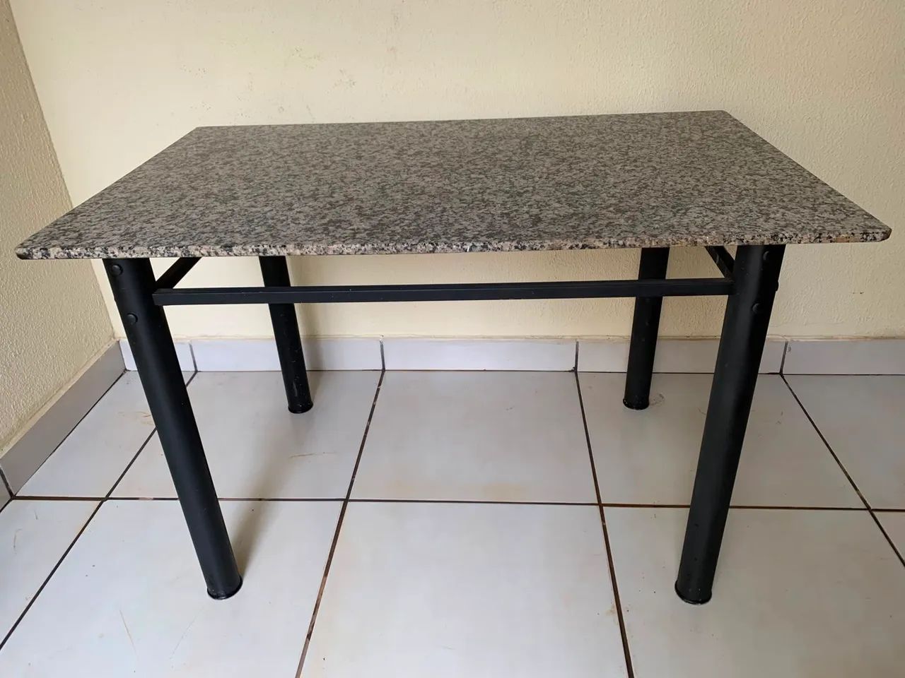 Mesa de mármore ( sem cadeiras) medidas 120x75cm