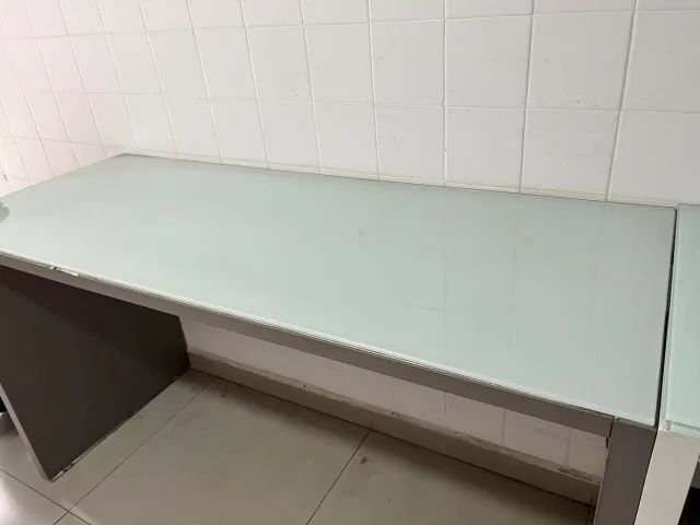 2 Mesas de Escritório com Tampo de Vidro - Cinza e Branca - Foto 2