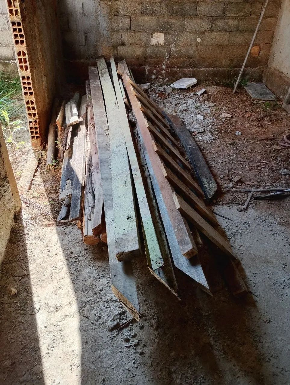 Madeiras para construção 64962672606849122