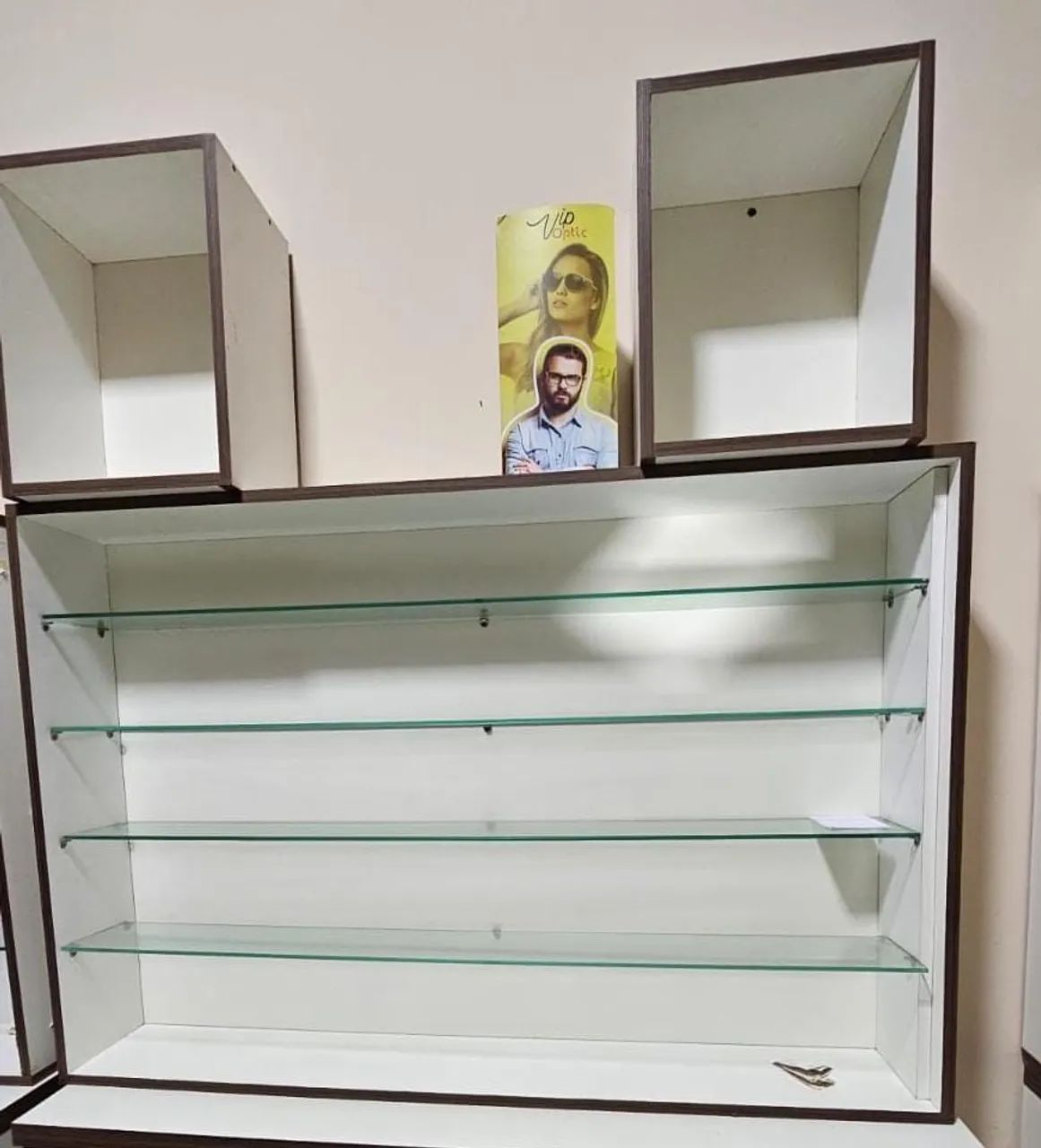 Vendo vitrine parede
