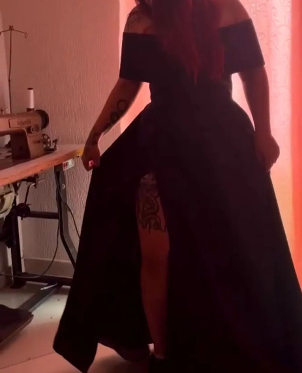 Vestido longo preto acetinado - Foto 2