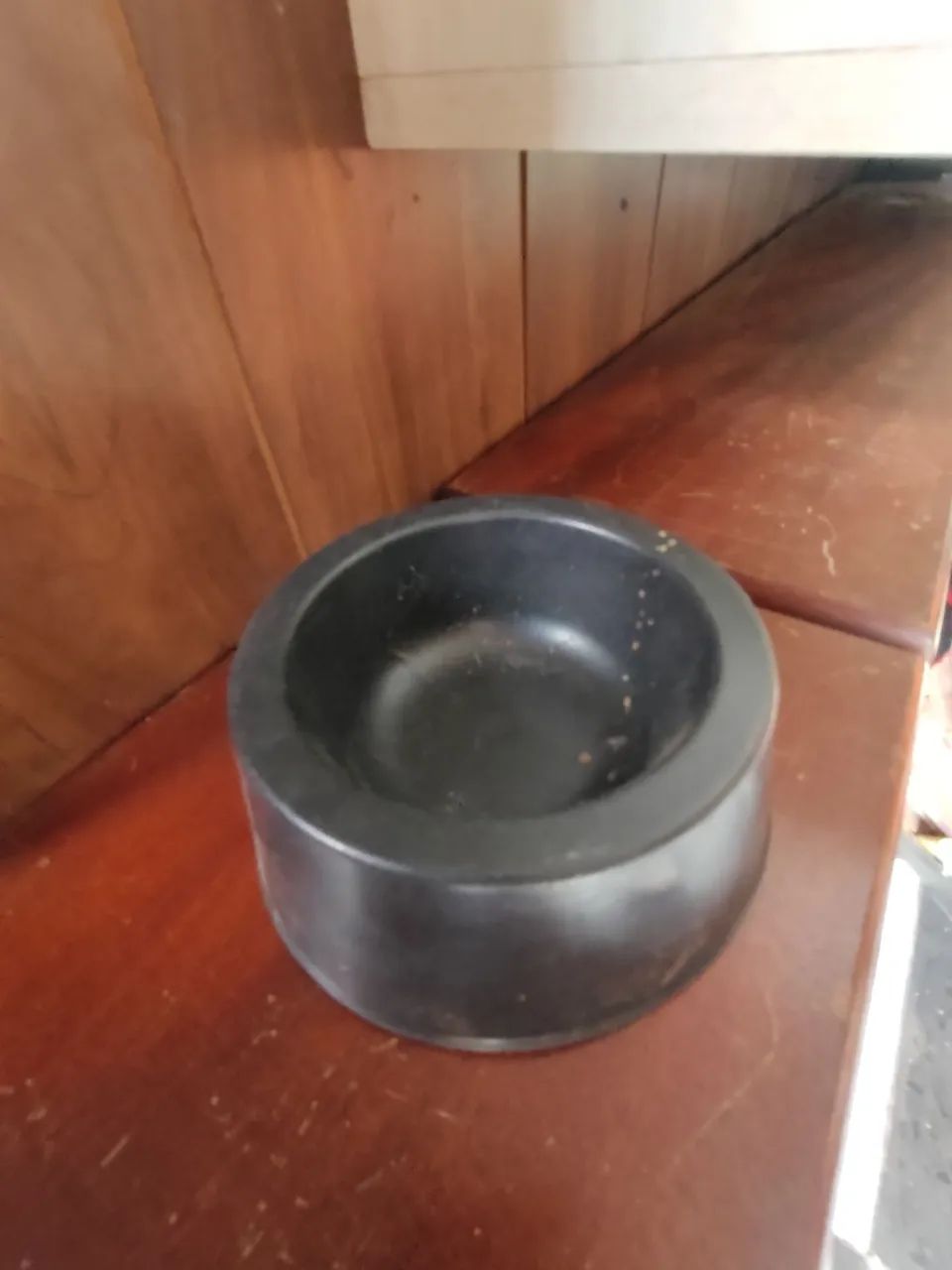 Comedouro e bebedouro para gatos.