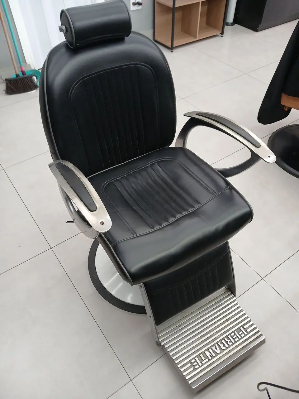 Cadeira para Barbeiro em excelente conservação e pronta para uso! - Foto 4