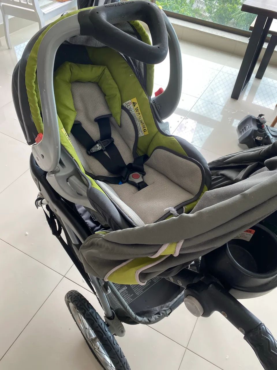 Carrinho ciclista com bebê conforto 