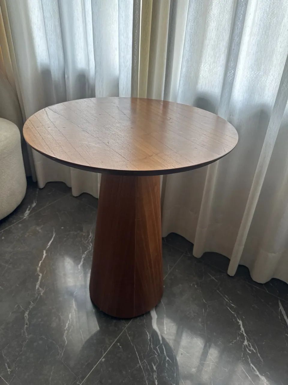Mesa Lateral Redonda de Madeira com Base Cônica - Foto 2