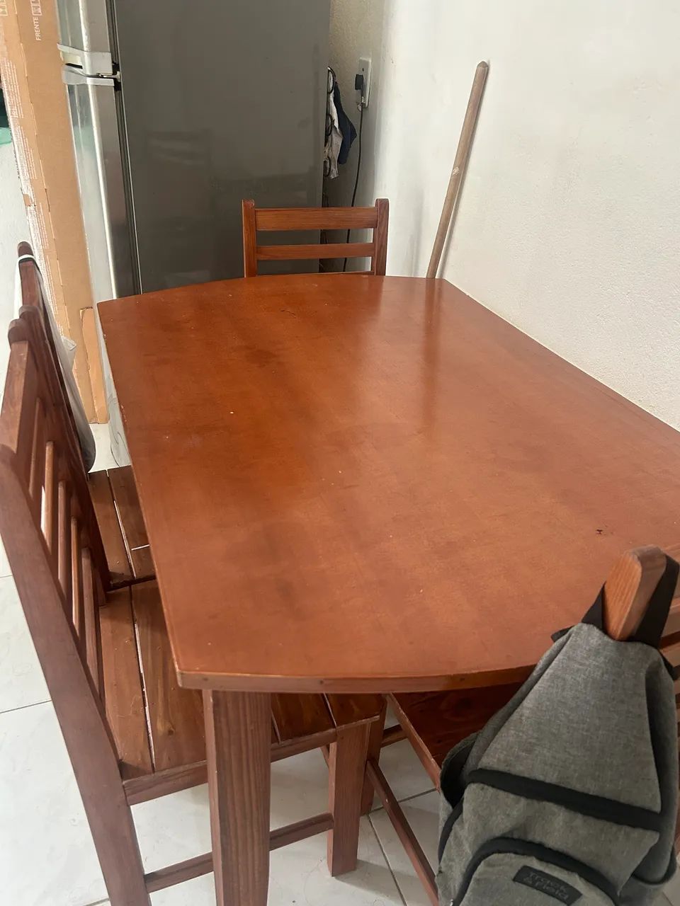 Mesa de jantar em madeira 4 lugares 