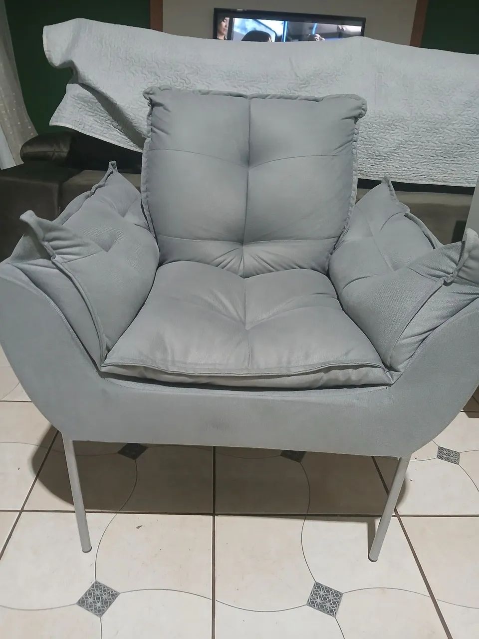 Poltrona cinza LUXO base dourada - NOVA
