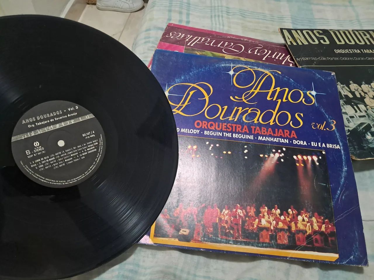 Disco vinil autografado pelo maestro Severino Araújo. 