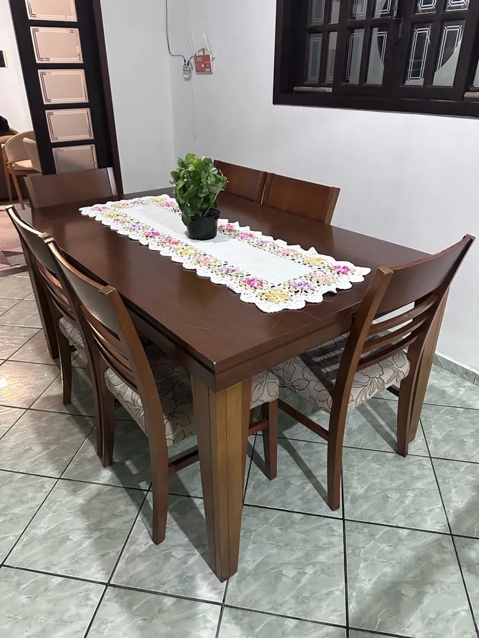 Mesa de madeira com 6 cadeiras estofadas  - Foto 3
