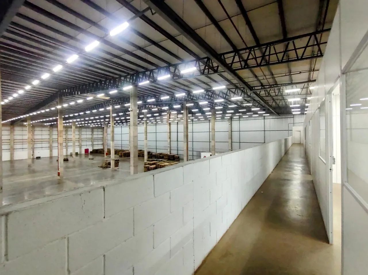 Galpão logístico em condomínio com 4.000m² Pé Direito 12m, 8 Docas, Estacionamento 30.000m