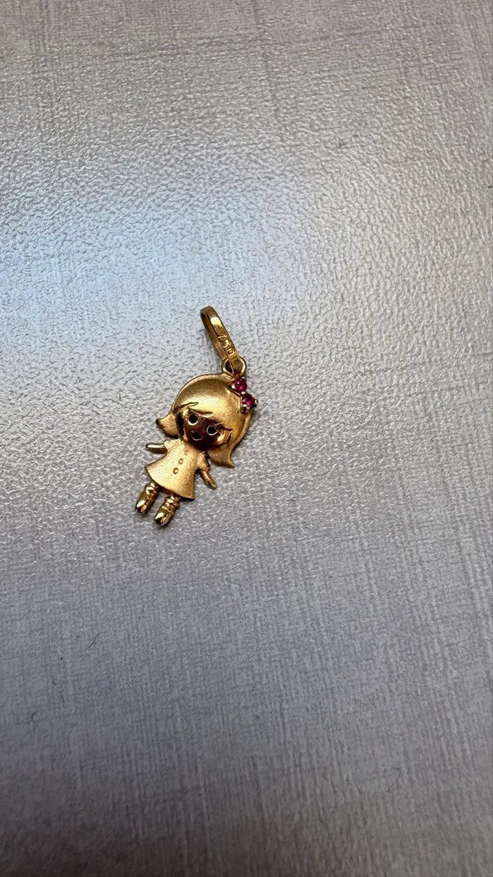 Pingente de ouro menina com pedra de rubis 