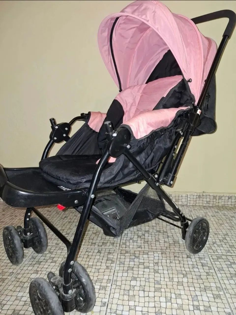 Carrinho de bebê com bebê conforto 